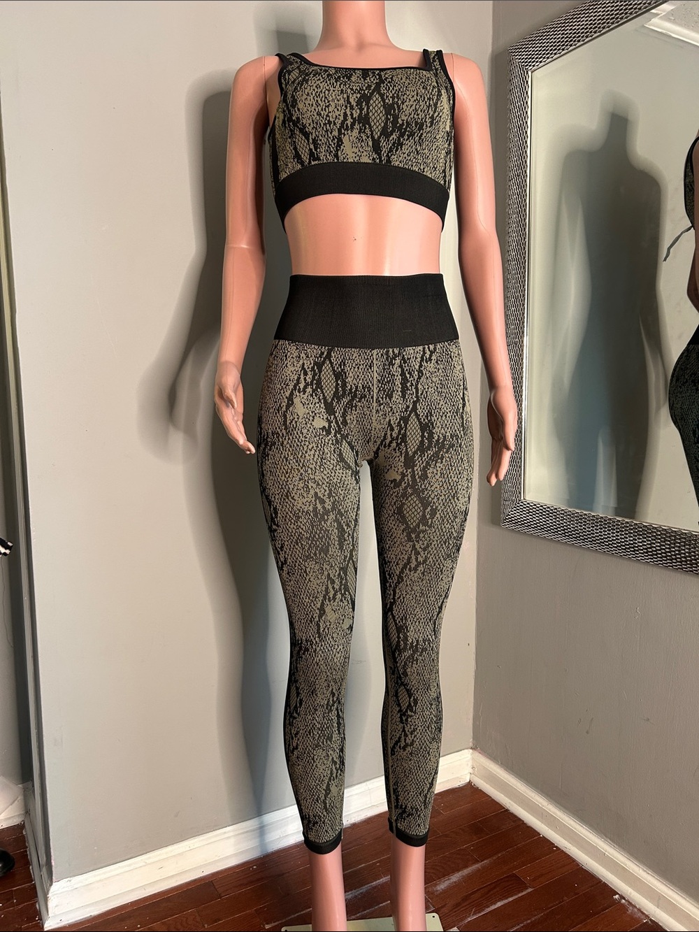 Fabletics set Snake-Print Seamless Crop Top & Leggings in Black and Olive